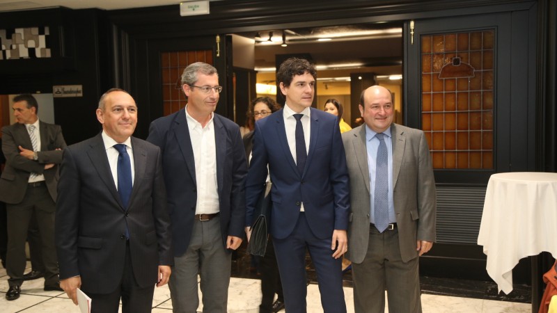 Ramiro González, Unai Rementeria, Markel Olano y Andoni Ortuzar en el Fórum Nueva Economía