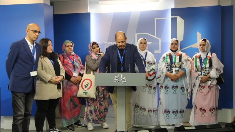 Una delegación del Frente Polisario sigue el debate en el Parlamento Vasco