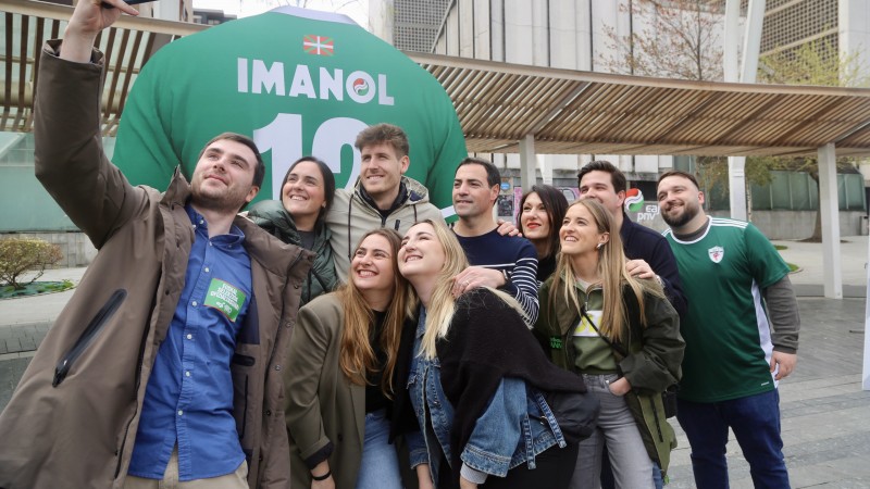 21-A Imanol Pradales, Julen Karrion, Oihane Agirregoitia, políticas de juventud y selecciones vascas