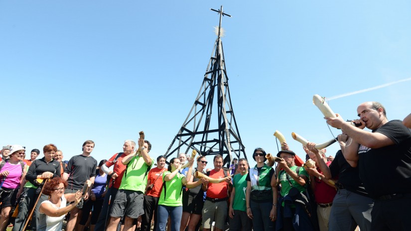 Miembros del grupo juntero Euzko Abertzaleak han subido hoy al Gorbeia para  participar en la tradicional llamada a Juntas Generales