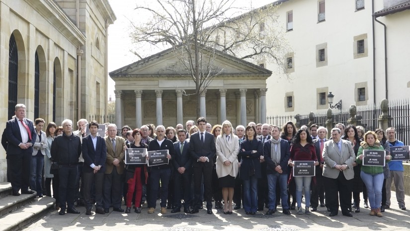 EAb participa en la concentración en señal de duelo por las víctimas de los atentados que provocaron decenas de muertos en Bruselas