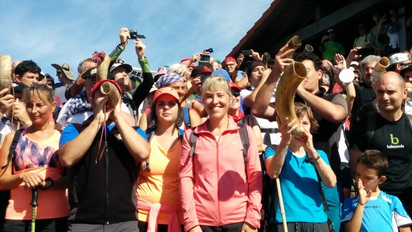 Miembros del grupo Euzko Abertzaleak coronan el Kolitza para participar en la tradicional llamada a Juntas