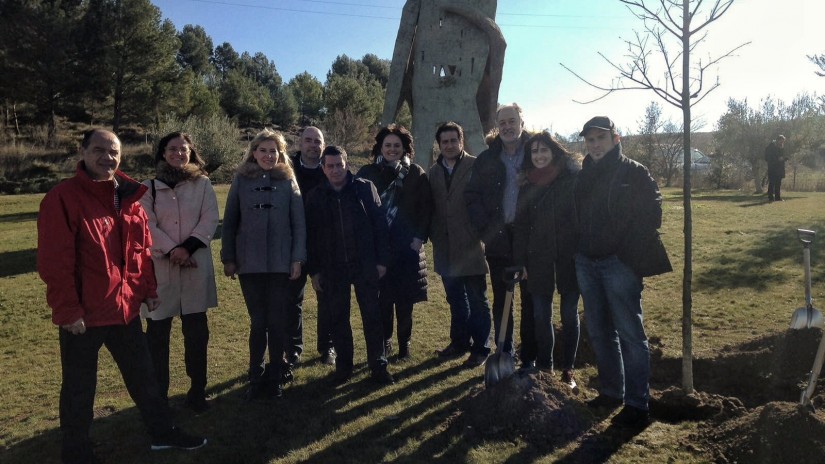 Miembros del grupo EAb se suman al homenaje a las víctimas del fascismo en Sartaguda