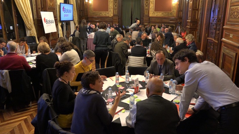 Rementeria recoge las propuestas de un centenar de personas de Bilbao en el primer encuentro comarcal de rendición de cuentas