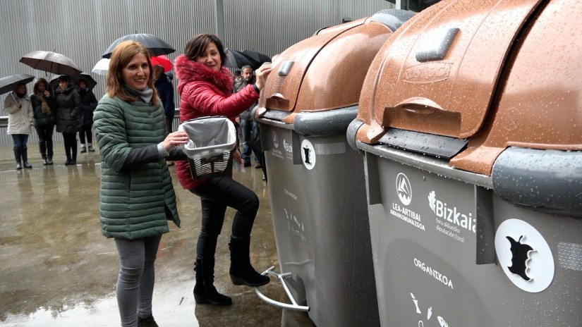 Diputación inicia con la Mancomunidad de Lea Artibai una prueba piloto para incluir carne y pescado en el contenedor marrón
