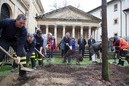 EAJ-PNV asiste a la plantación del joven roble en la Casa de Juntas de Gernika